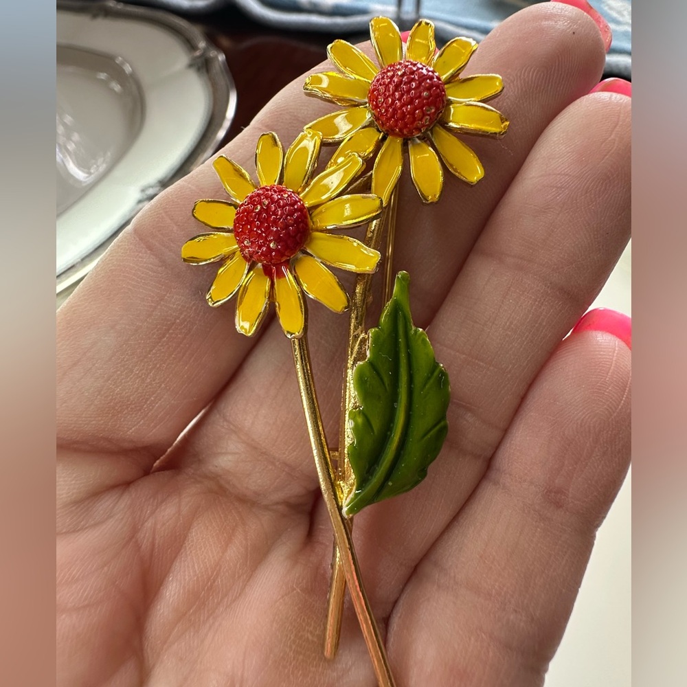 Vintage Lisner 1960s double yellow daisies‎ brooch